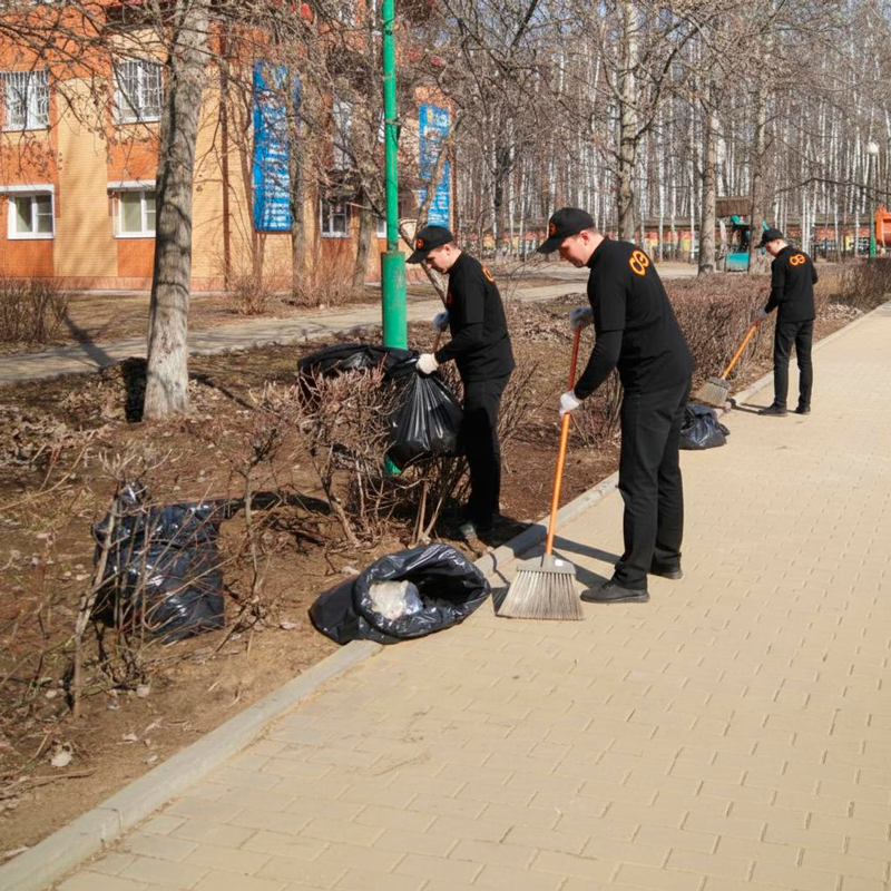 Уборка листьев в Харцызске
